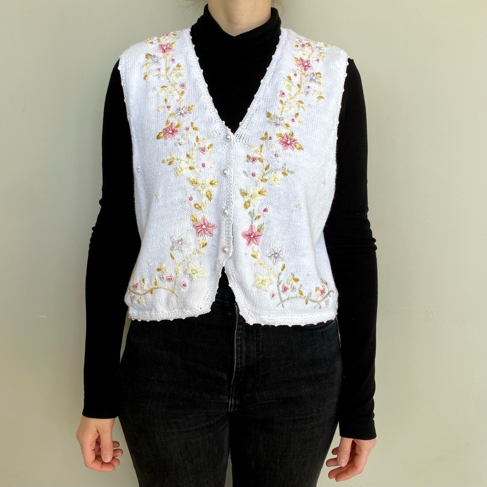 Vintage Carolyn Taylor hand-knit floral button-down sweater vest. 🤍